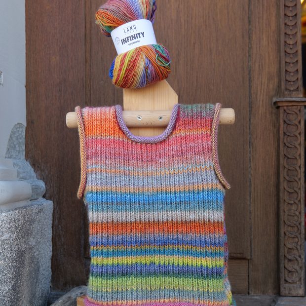 Gestricktes Top mit dem dazugehörenden Knäuel